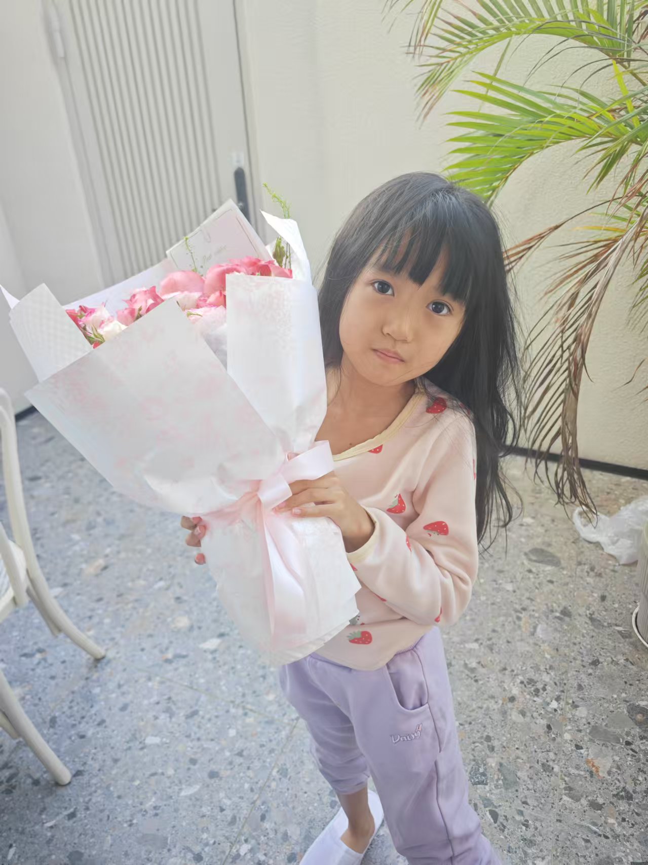 球球拿鲜花的照片